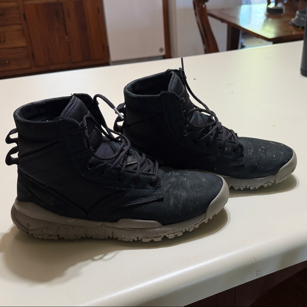 Nike Men's Black and Gray Boots